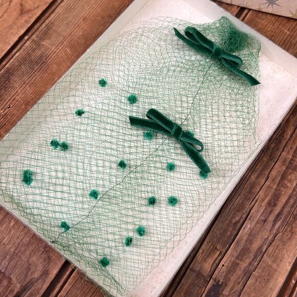 Vintage 1960s Elegant green Net Hat hair piece bows and dots New in Box - Picture 3 of 4